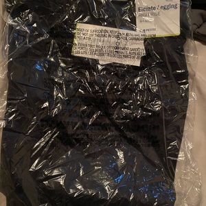 Old navy active elevate high rise medium women’s petite leggings black NWT.